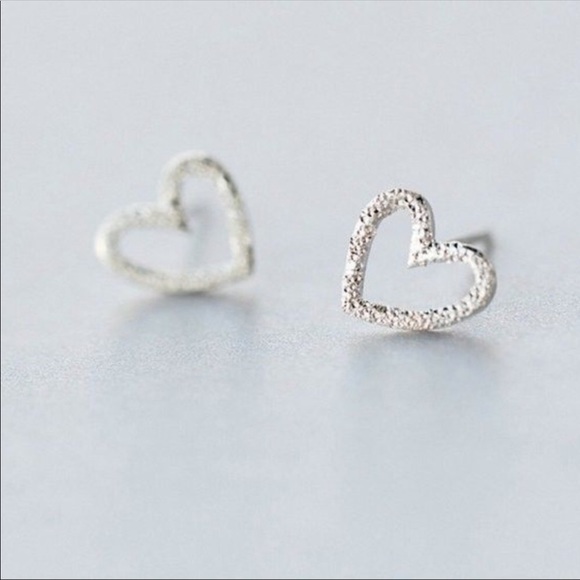 💗Silver Textured Heart Earrings 💗 - Picture 4 of 4